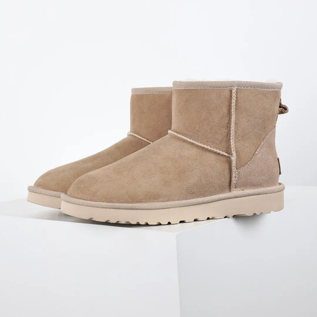 Pick up locally 💰540 Core recommendation Good price Cashmere insoles are a very suitable choice for keeping warm in winter and at home. In the new year, uug launched a series of styles, which are partial to the preferences of young consumers and have also moved to the forefront of fashion trends. Shoe body material Water-repellent coated suede upper 17mm UGGPURE™ implanted wool insole Lightweight non-slip comfortable rubber outsole With brand LOGO Trademark Comes with a full set of packaging Size: 35 36 37 38 39 40 41 42 43 44